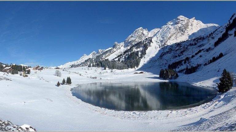 Lac des confins dans les Alpes, un paysage de carte postale au rendez-vous